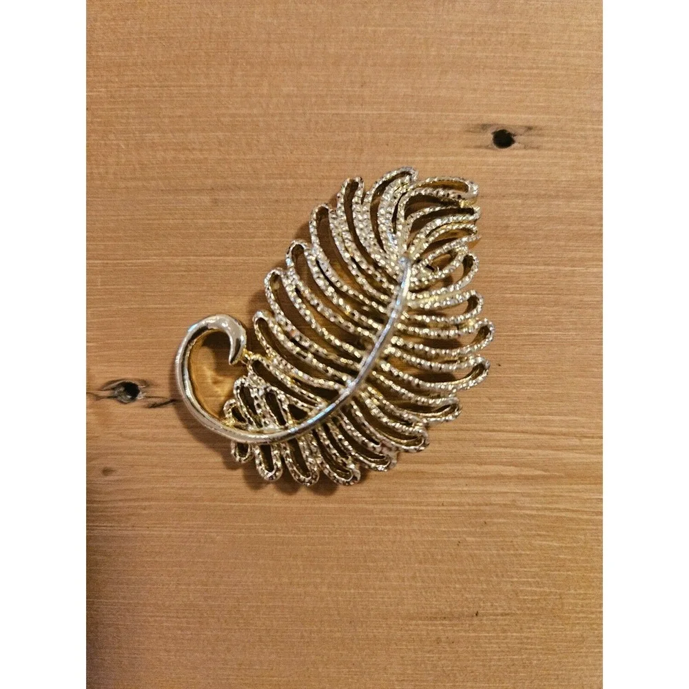 Vintage GERRYS  Gold Tone‎ Textured Large 2.2